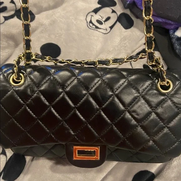 Elegant Black Quilted w/gold /hardware Chain Shoulder Bag - Picture 15 of 16